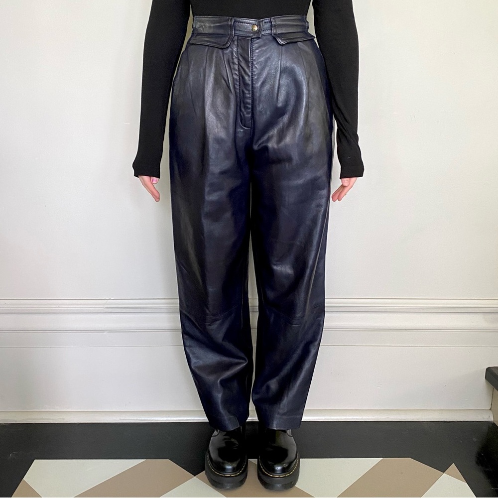 Vintage 100% genuine leather navy blue wide-leg pleated front pants. 💙